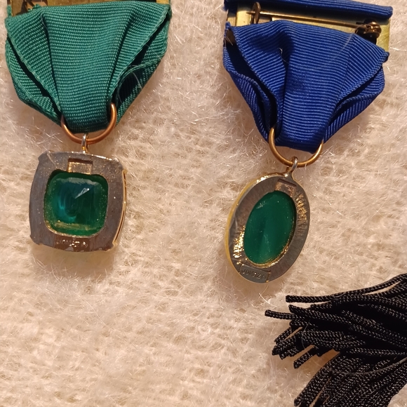 Set of two Jamaz pins + black tassel - Picture 3 of 3